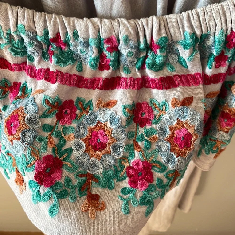 Beautiful off the shoulder top - Picture 2 of 8